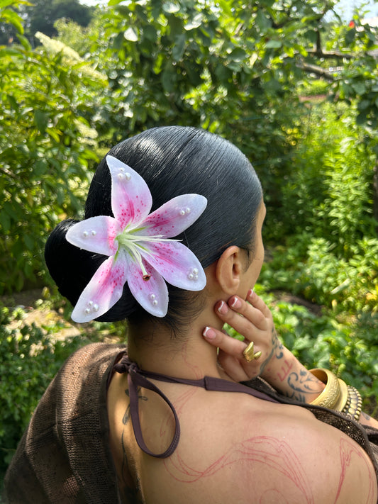 WHITE PEARL LILY HAIR CLIP